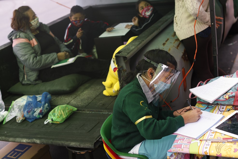 Aluna escreve durante uma aula improvisada em uma caçamba transformada em centro educacional no sul da Cidade do México, no dia 4 de setembro. — Foto: Rebecca Blackwell/AP