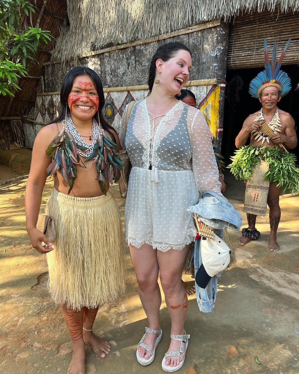 Lana Del Rey visitou comunidade ind&iacute;gena no Amazonas &mdash; Foto: Reprodu&ccedil;&atilde;o / Instagram