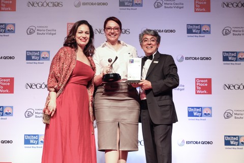 A Microsoft ficou em terceiro lugar de Média Multinacional; a presidente da empresa, Tânia Cosentino, subiu ao palco para receber o prêmio