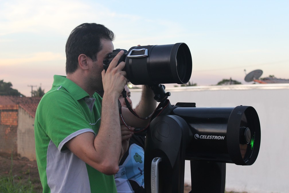 Grupo de Astronomia da Unir e fotógrafos usaram telescópios em eclipse lunar do dia 16 de julho, em Porto Velho. — Foto: Pedro Bentes/G1