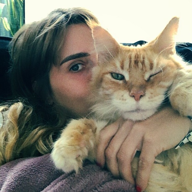 Carolina Dieckmann posa com gatinho (Foto: Reprodução/Instagram)
