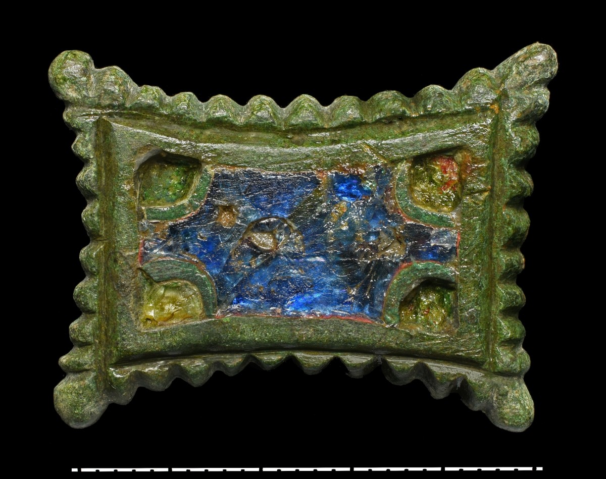 Arqueólogos encontraram um broche de metal da Dinastia Carolíngia, que data do século 9  (Foto:  Friederike Hertel/Escritório Estadual de Preservação de Monumentos e Arqueologia Saxônia-Anhalt)