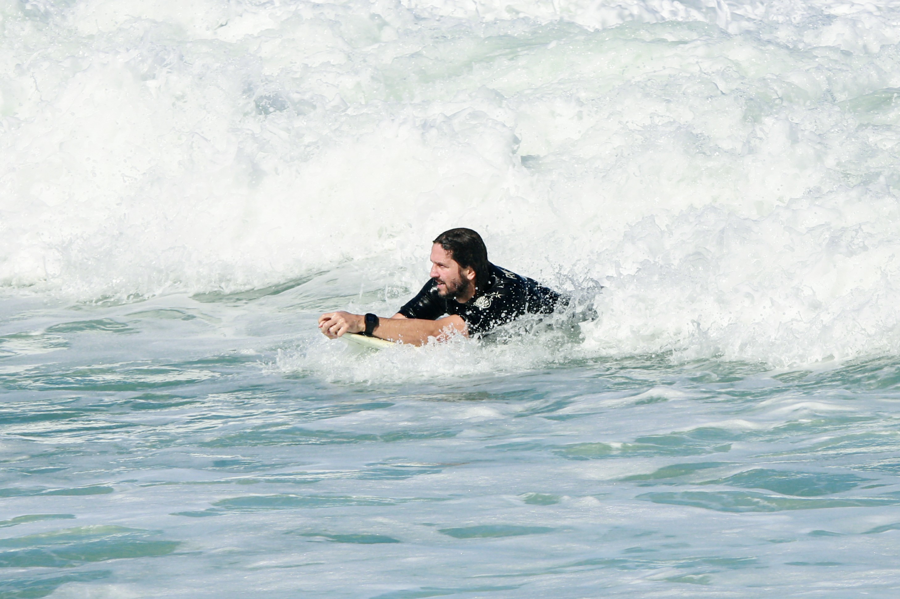 Vladimir Brichta aproveitou o domingo para surfar (Foto: Dilson Silva/AgNews)