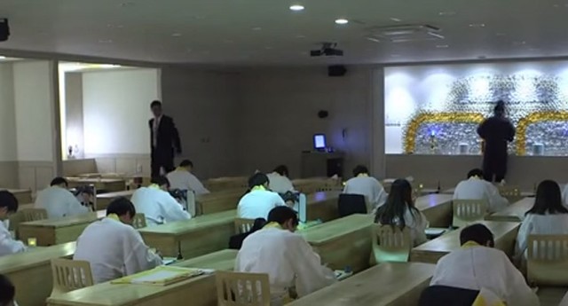 Centro na Coreia do Sul simula funeral para desestimular suicídio de funcionários e (Foto: Reprodução YouTube)