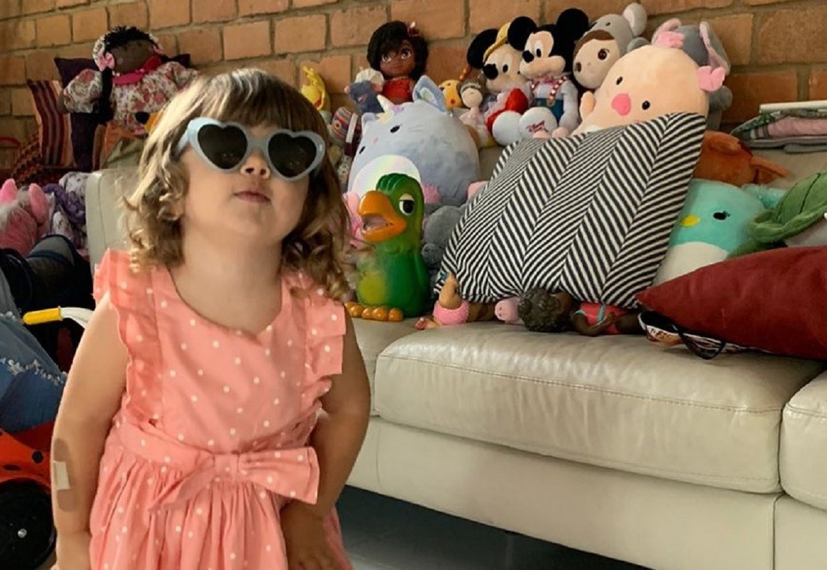 Clara Maria, filha de Tata werneck e Rafael Vitti, rodeada por brinquedos e bichos de pelúcia (Foto: Reprodução/Instagram)