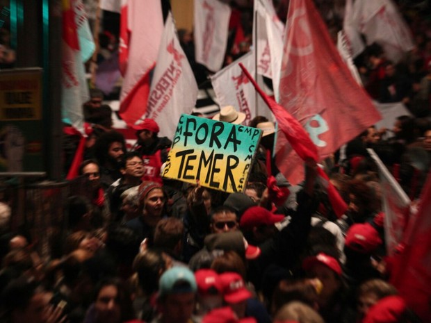 Manifestantes carregam cartazes pedindo a saída de Temer (Foto: Marcelo Brandt/G1)