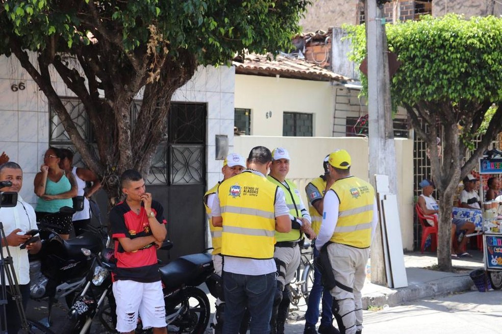 Equipe do Ronda no Bairro foi acionada após vizinhos encontrarem corpo de jovem morto a facadas escondido embaixo de sofá em uma casa em Maceió — Foto: Ronda no Bairro