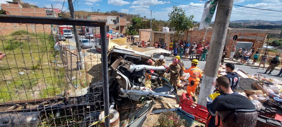 Caminhão que transportava frango congelado se envolveu em acidente na Região Norte de BH — Foto: Corpo de Bombeiros/Divulgação