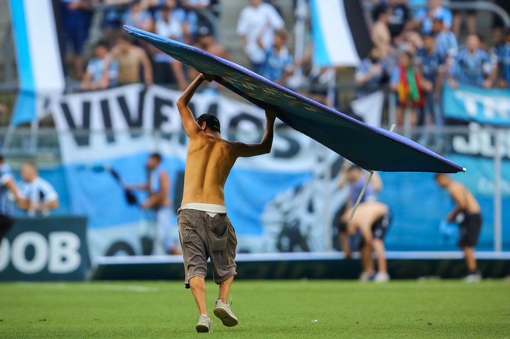 Torcedores do Grêmio invadem o gramado da Arena — Foto: Pedro H. Tesch/AGIF