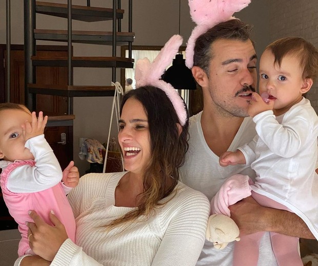 Joaquim Lopes e Marcella Fogaça com as filhas gêmeas, Pietra e Sophia, na Páscoa (Foto: Reprodução/Instagram)