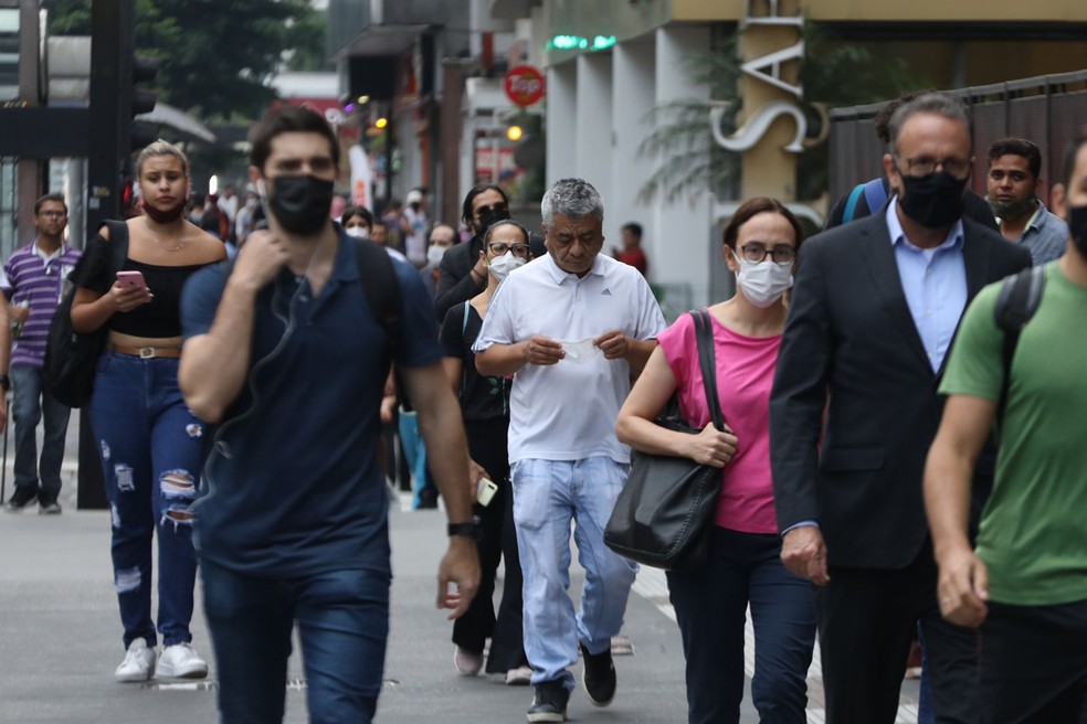 Pessoas circulavam com máscaras nesta quarta na Avenida Paulista — Foto: Celso Tavares/ g1 