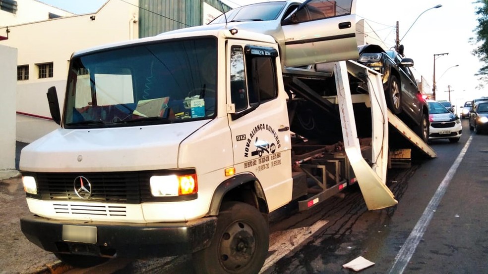 Caminhonete atinge carro que era guinchado na Avenida Joaquim Constantino  — Foto: Polícia Militar 