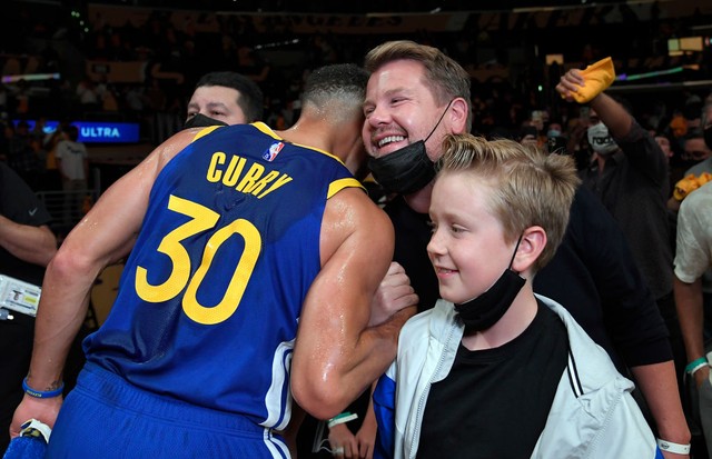 LOS ANGELES, CA - OCTOBER 19: James Corden congratulates Stephen Curry #30 of the Golden State Warriors on the 121-114 victory over the Los Angeles Lakers as his son, Max Corden, looks on at Staples Center on October 19, 2021 in Los Angeles, California. N (Foto: Getty Images)