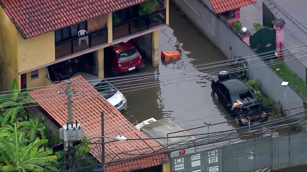 Garagem na Muzema ficou cheia d'água — Foto: Reprodução/TV Globo
