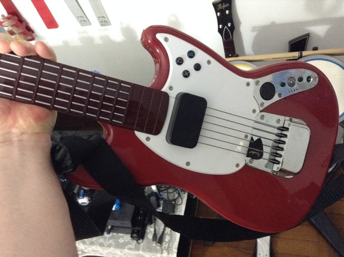 Fender Mustang é a guitarra mais realista (Foto: Reprodução/Felipe Vinha)