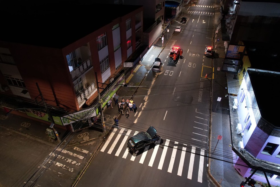 Colisão entre 2 carros no cruzamento da Avenida Afonso Pena com a Rua Antônio Crescêncio no Bairro Nossa Senhora Aparecida, em Uberlândia — Foto: Via Drones/Divulgação