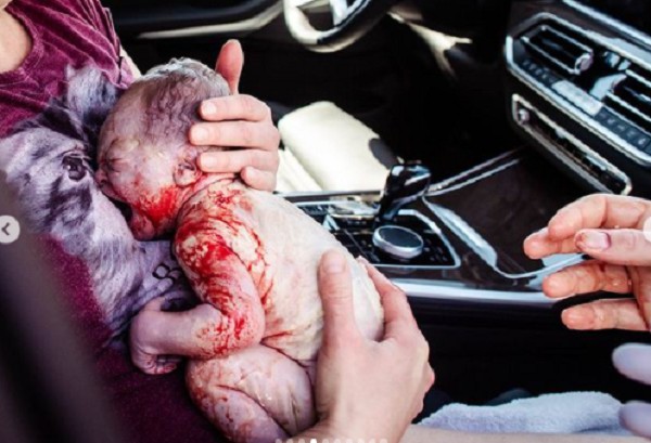 Bebê nasce em carro  (Foto: Reprodução Instagram/monetnicolebirths)