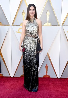 Quatro anos longe do tapete vermelho do Oscar, Sandra Bullock volta à premiação de Louis Vuitton