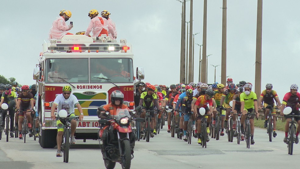 Protesto em homenagem a Joelson Fernandes, ciclista morto por criminoso em fuga no DF — Foto: TV Globo/Reprodução