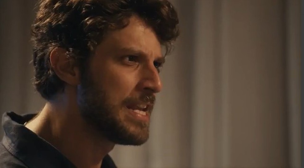 Ari (Chay Suede) se revolta com Brisa (Lucy Alves) em 'Travessia' &mdash; Foto: Globo
