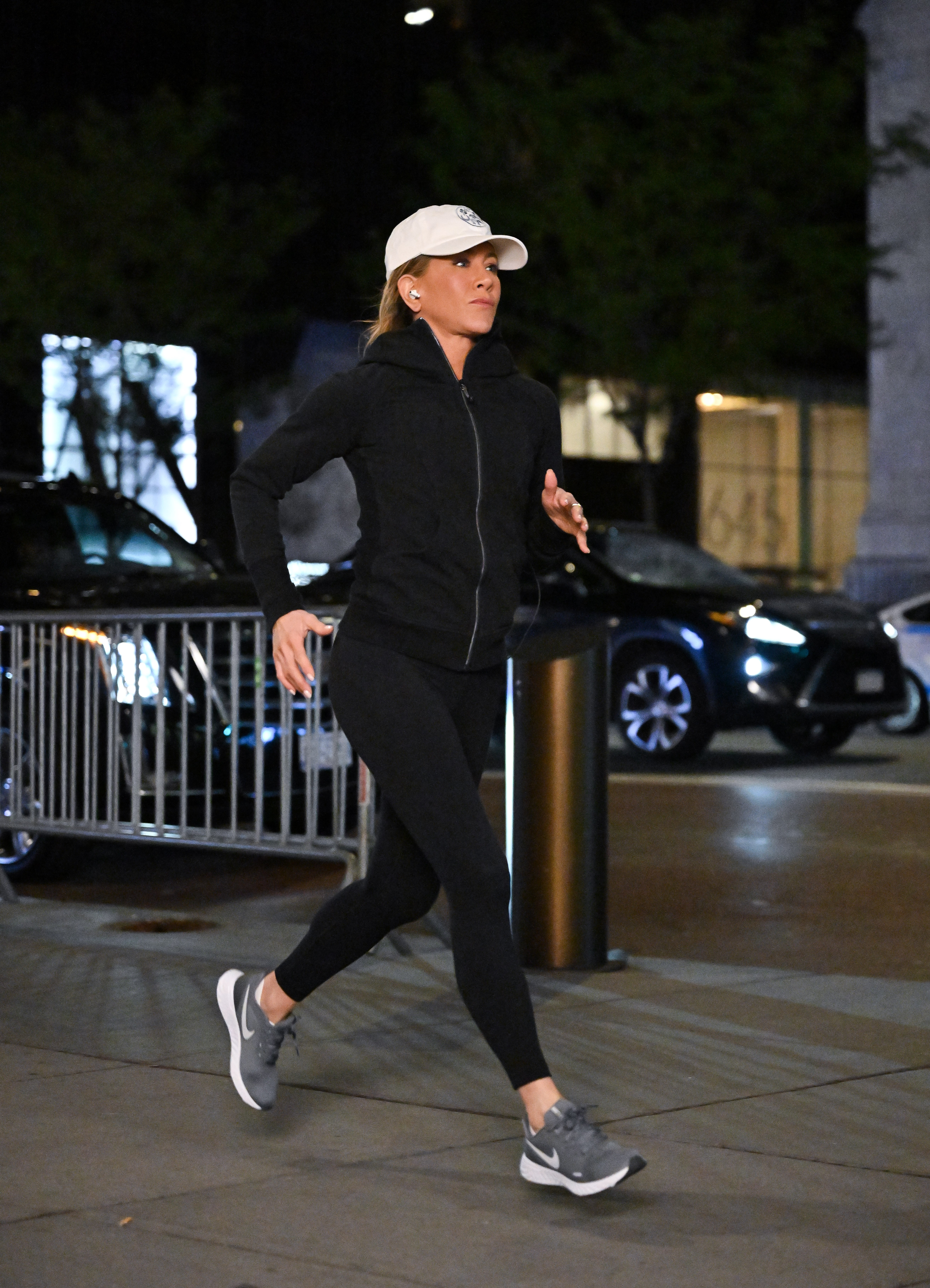 NEW YORK, NEW YORK - SEPTEMBER 30:  Jennifer Aniston is seen jogging while filming on location for 'The Morning Show' on 5th Avenue on September 30, 2022 in New York City. (Photo by James Devaney/GC Images) (Foto: GC Images)