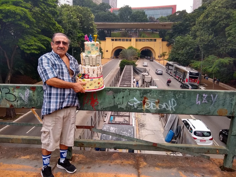 O morador de São Paulo Nilmar Cavalcanti, de 72 anos, segura bolo em homenagem aos 467 anos da cidade — Foto: Divulgação
