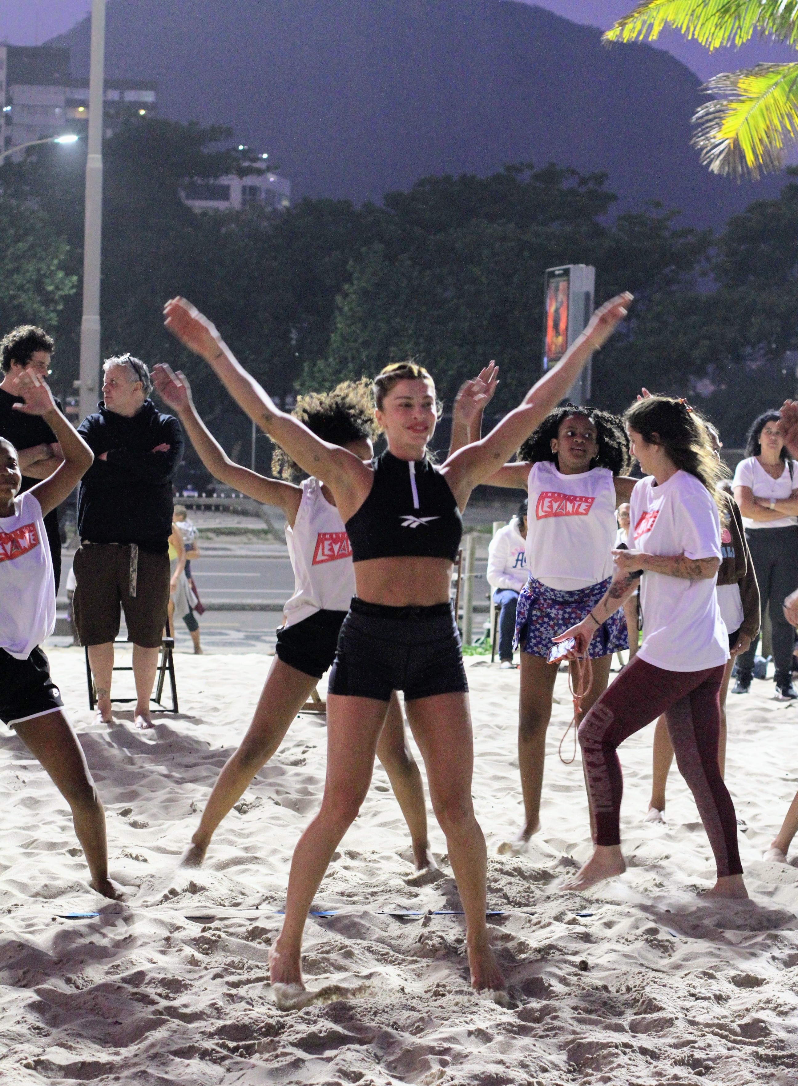 Grazi Massafera participa de evento filantrópico em praia do Rio de Janeiro (Foto: Dan Delmiro/AgNews)