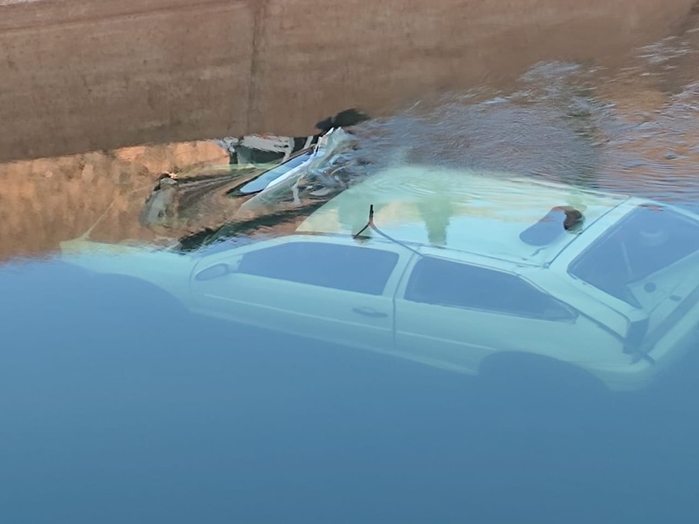 Motorista após carro cair em reservatório de água no Cariri do Ceará. — Foto: Reprodução