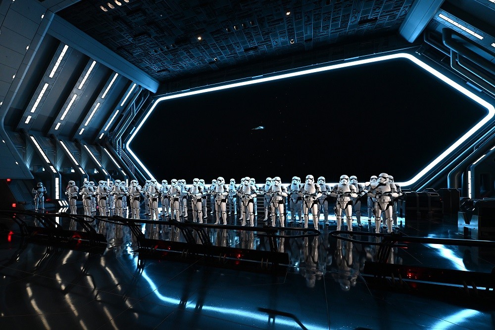 Stormtroopers imperiais dentro da atração Star Wars: Rise of the Resistance, que faz parte do Galaxy’s Edge, área temática destinada ao universo de 'Guerra nas estrelas', dentro do parque Hollywood Studios, no Walt Disney World, na FlóridaThe New York Times