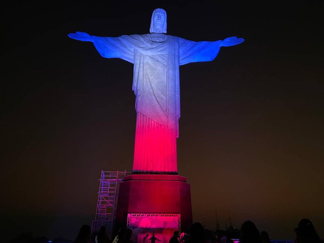 Cristo é iluminado com cores do Reino Unido em homenagem à rainha Elizabeth 