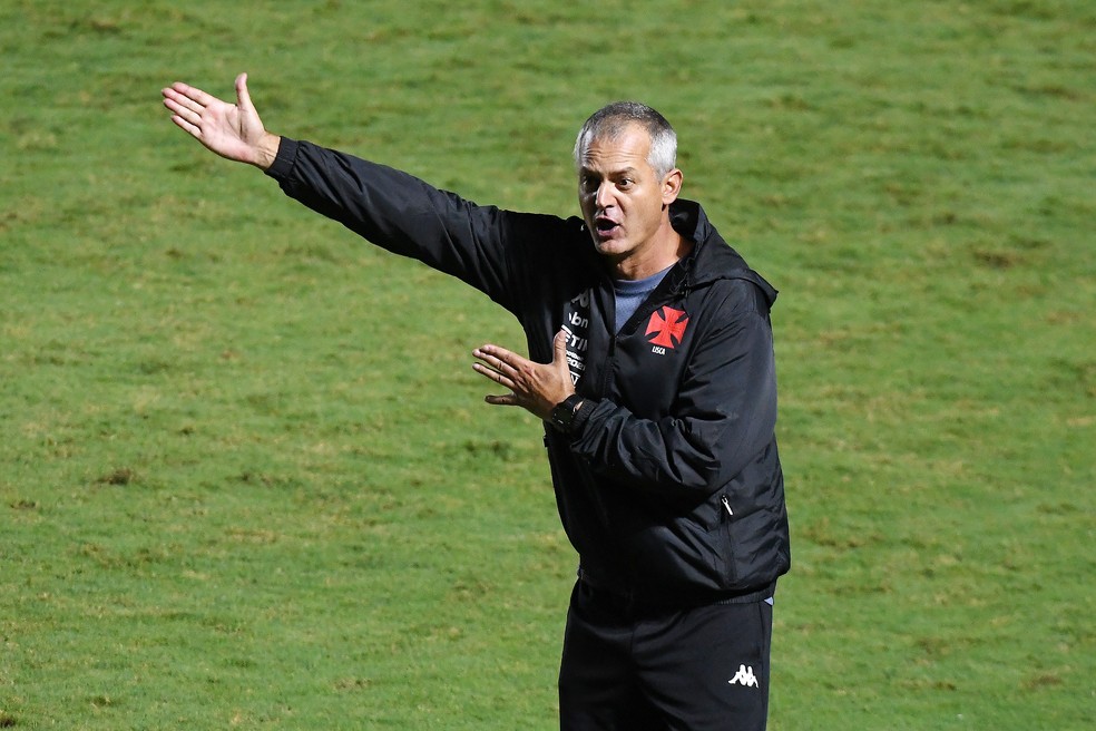 Lisca tem tido pouco tempo para arrumar a equipe � Foto: Alexandre Dur�o