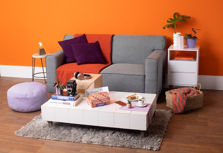 A capa para sofá pode também ser usada com almofadas no mesmo tecido. (Foto: Reprodução/Shoptime)