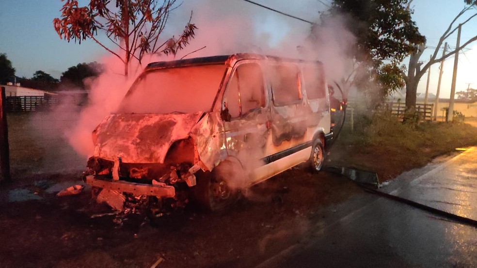 Incêndio foi registrado por volta das 6h desta quarta-feira (16), em Junqueirópolis — Foto: Cido Oliveira/Cedida