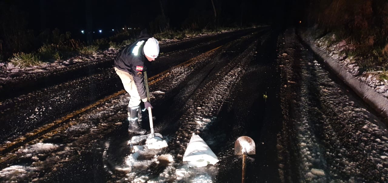 Polícia espalha 300 quilos de sal em rodovia de SC após neve cair em trecho; FOTOS
