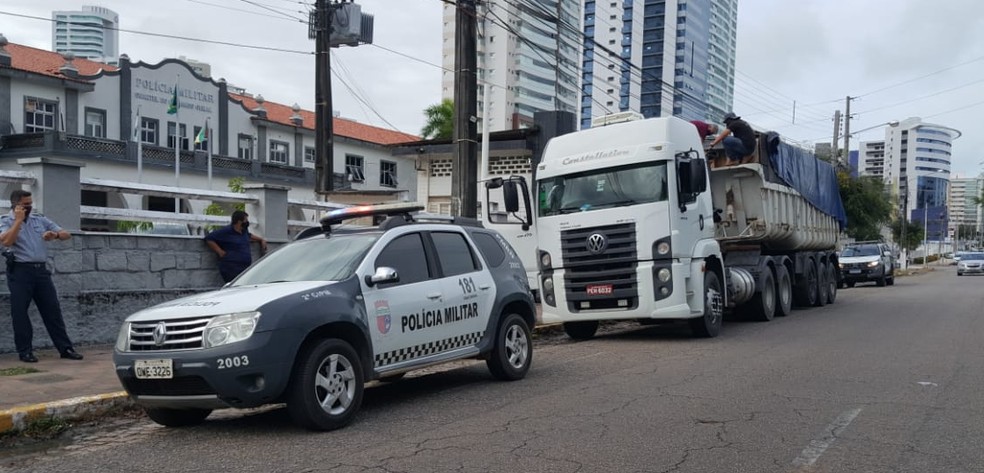 Caminhão foi apreendido pela PM — Foto: Sara Cardoso/Inter TV Cabugi