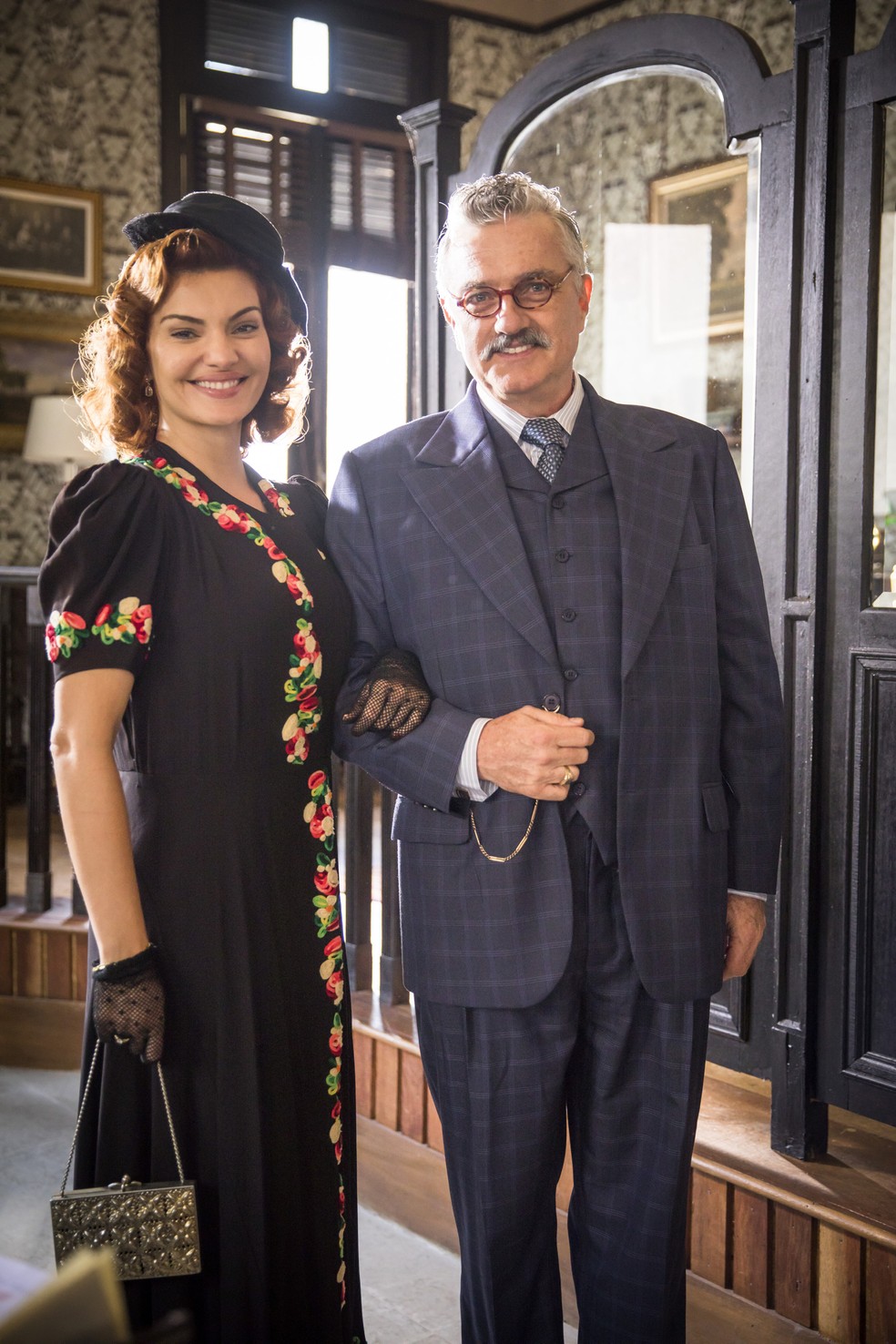 Assad (Werner Schunemann) e sua nova esposa, Karine (Mayana Neiva), na segunda fase de 'Éramos Seis' — Foto: Victor Pollak/Globo