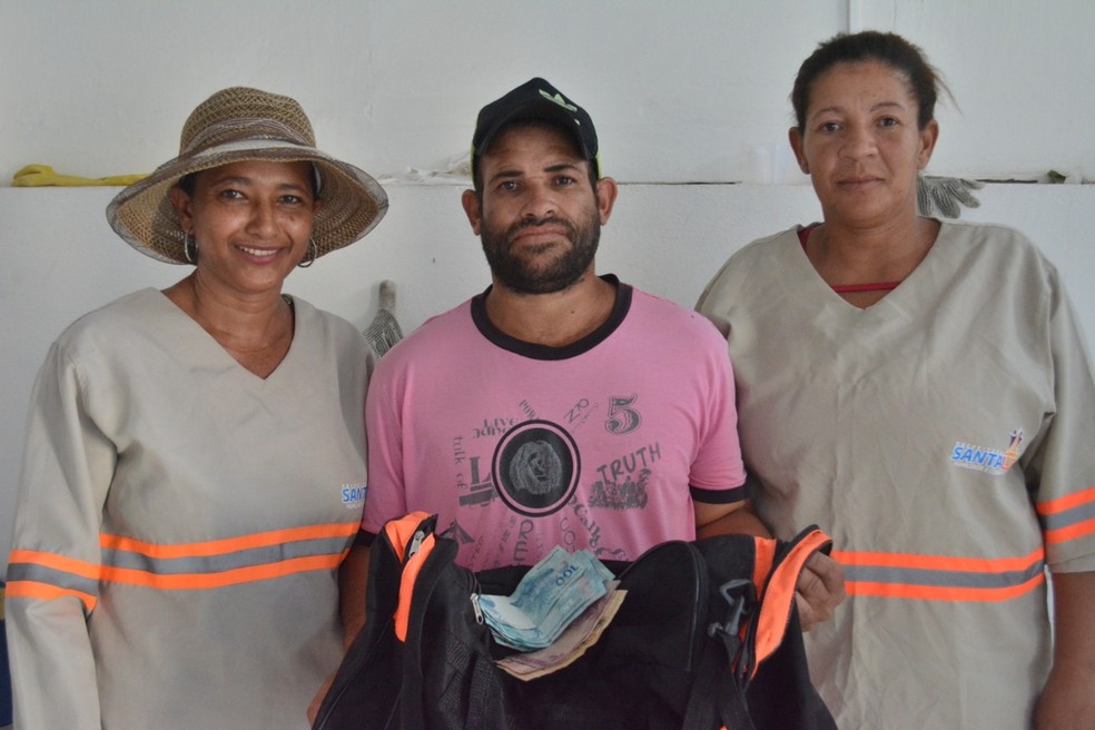 Garis de Santa Luz encontram bolsa com dinheiro e devolvem ao dono na Bahia â€” Foto: Uoston Pereira/Site NotÃ­cias de Santaluz