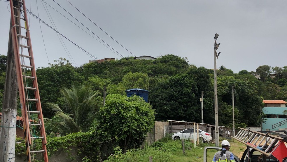 Fios de poste partidos estavam caídos no chão em Riacho Doce, Maceió — Foto: Bruno Stefanis