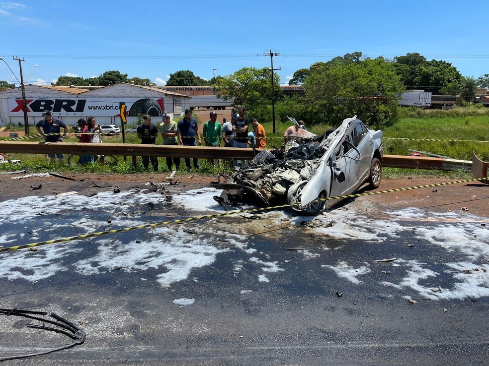 Duas pessoas morrem após carro bater em mureta, invadir pista contrária e colidir frontalmente com carreta na BR-277 — Foto: Roberto Wolfart/RPC Foz do Iguaçu 