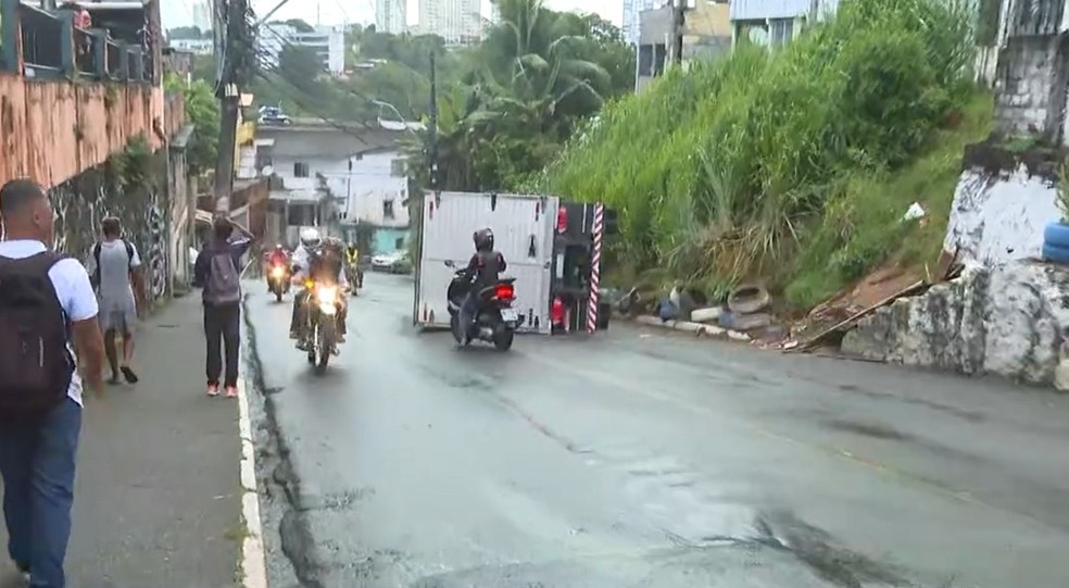 Motorista perde controle de caminhão e tomba em ladeira de Salvador — Foto: Reprodução/TV Bahia