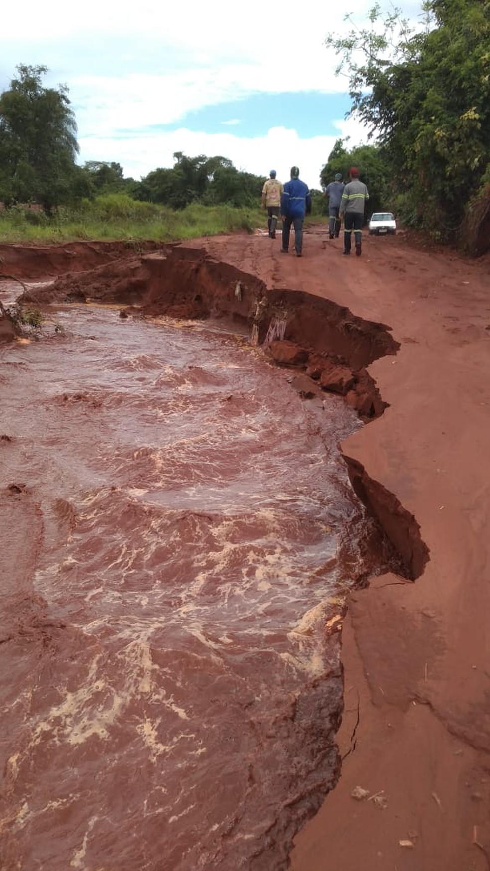 Chuva forte deixou estrada de terra com cratera em Castilho (SP) â Foto: Arquivo Pessoal