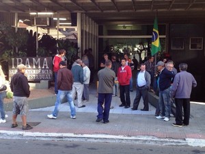Pescadores ficaram mobilizados em frente ao prédio do Ibama, na Avenida Mauro Ramos (Foto: Naim Campos/RBS TV)