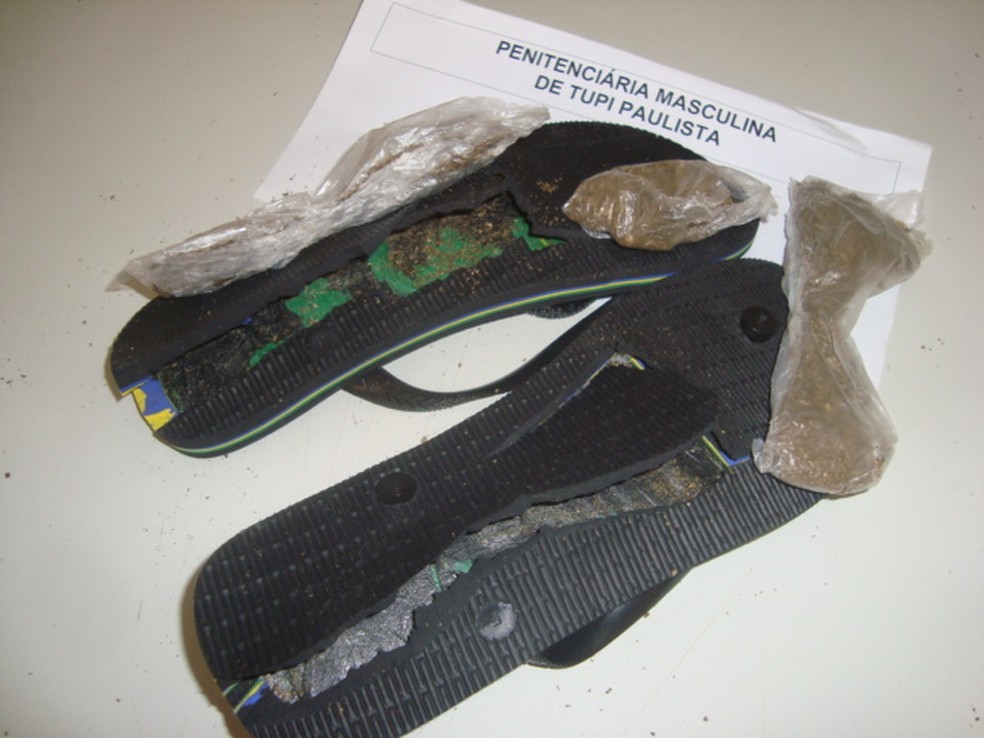Entorpecente estava escondido em chinelos enviados à Penitenciária de Tupi Paulista (Foto: SAP/Divulgação)