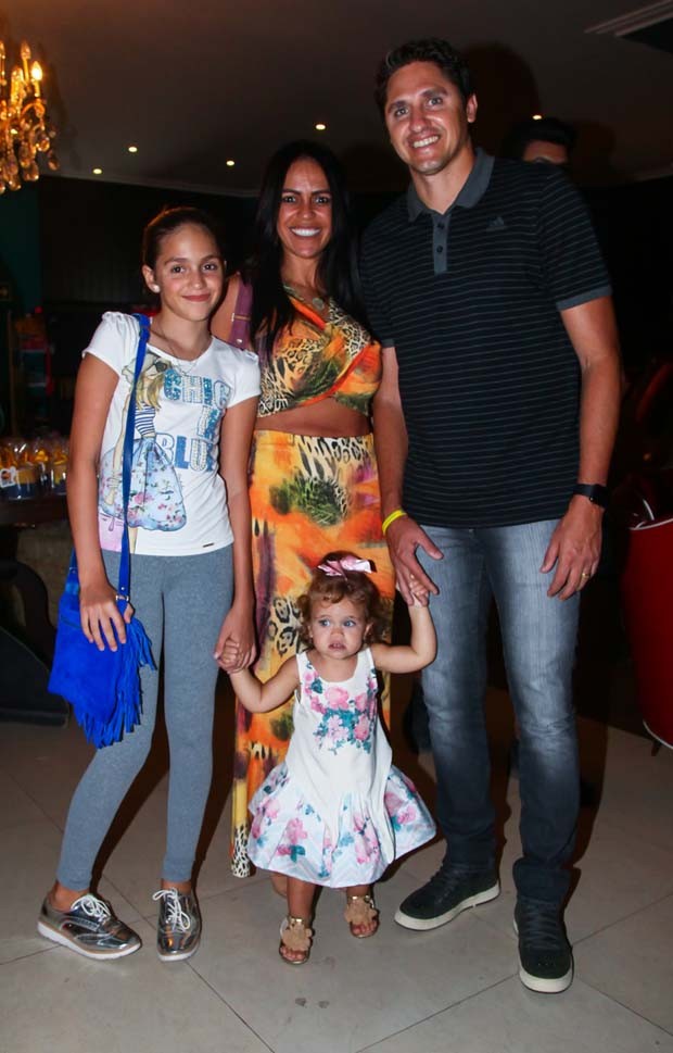 Edmilson com a mulher, Siméia, e filhas, Kyara Moraes, Tiffany Moraes, Emily Moraes (Foto: Manuela Scarpa/Brazil News)