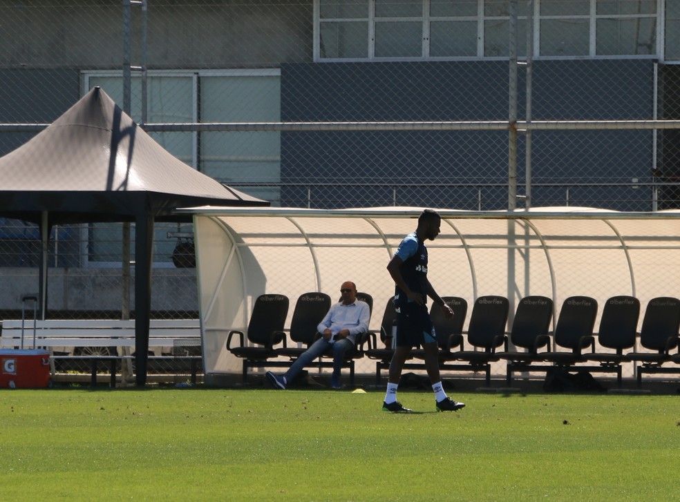 Leonardo deixa treino mais cedo — Foto: Eduardo Moura