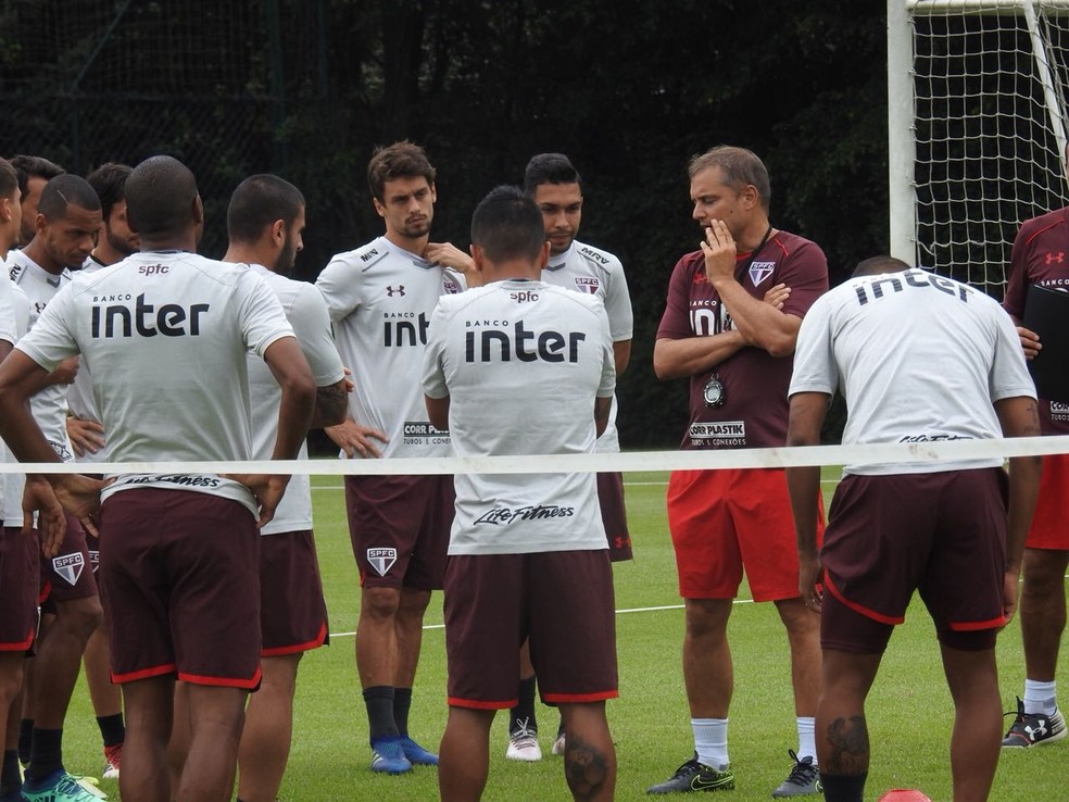 Diego Aguirre conversa com jogadores do São Paulo no trieno (Foto: Marcelo Hazan)