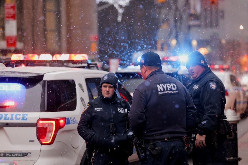 Policiais em frente ao MoMa em Nova York em foto de 12 de março de 2022 — Foto: Andrew Kelly/Reuters