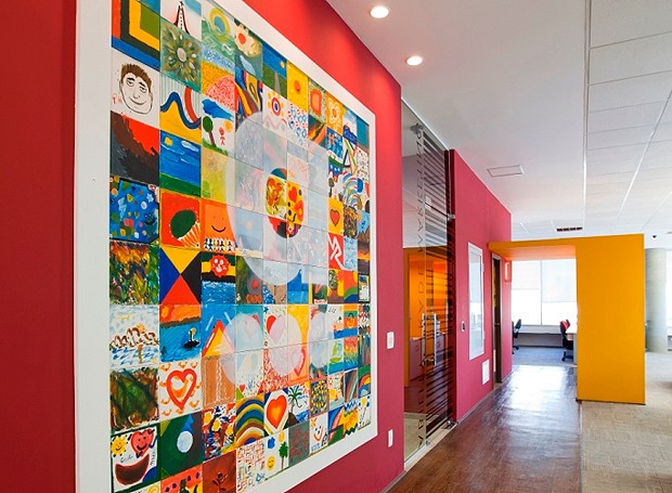 Sugeridas pelo Studio Costa Marques, as cores fazem do ambiente um local descontraído. O painel com desenhos é criação dos funcionários da agência  (Foto: José Henrique/Divulgação)