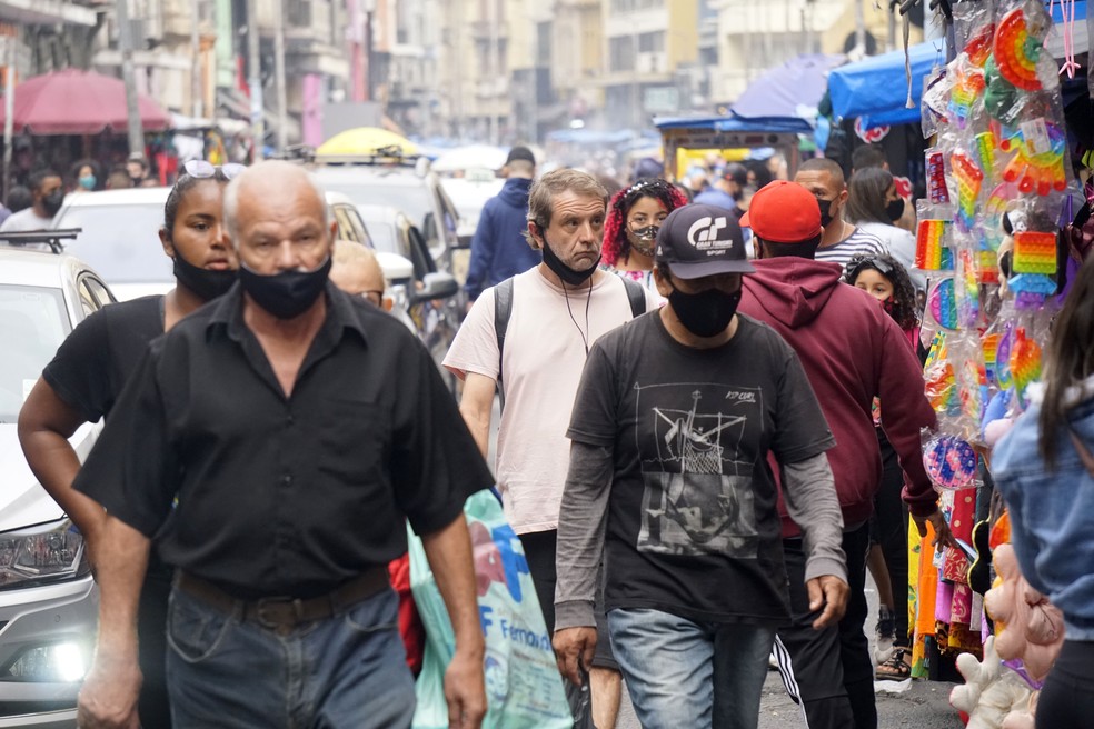 Movimentação de pessoas sem máscaras na Rua 25 de Março, tradicional centro de comércio popular de São Paulo — Foto: Cris Faga/Estadão Conteúdo