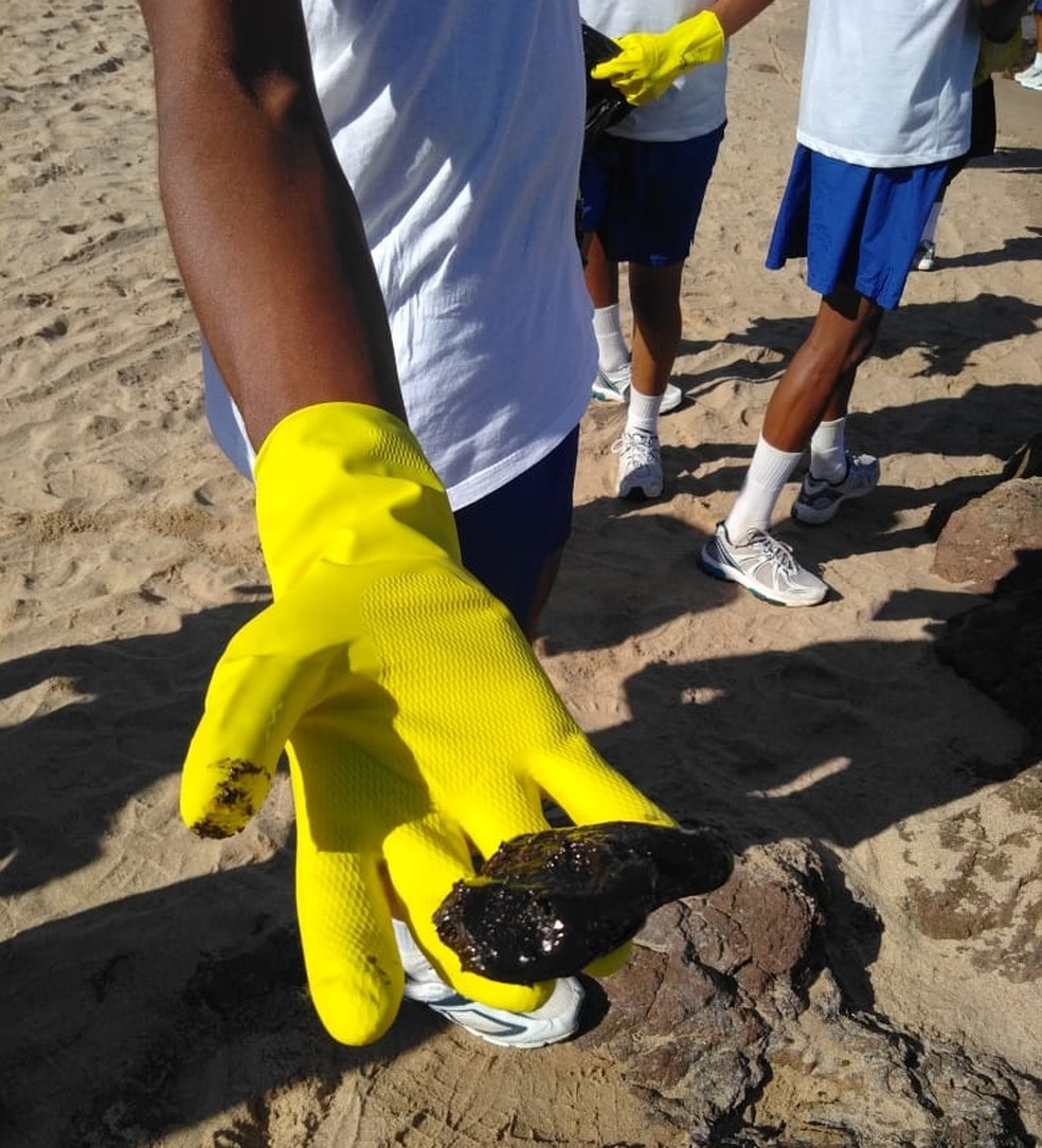 Mancha de óleo encontrada na praia do Farol da Barra em Salvador (BA) nesta quinta-feira — Foto: Divulgação/Marinha